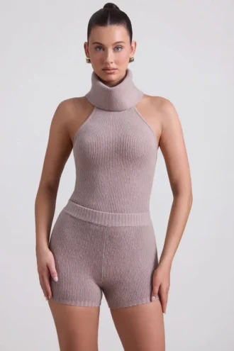 Sakari ribbstickad turtleneck-top med öppen rygg i taupe