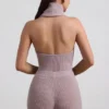 Sakari ribbstickad turtleneck-top med öppen rygg i taupe