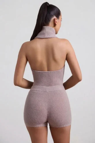 Sakari ribbstickad turtleneck-top med öppen rygg i taupe