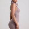 Sakari ribbstickad turtleneck-top med öppen rygg i taupe