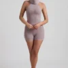 Sakari ribbstickad turtleneck-top med öppen rygg i taupe