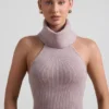 Sakari ribbstickad turtleneck-top med öppen rygg i taupe