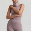 Sakari ribbstickad turtleneck-top med öppen rygg i taupe