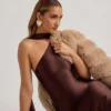Shaya asymmetrisk midilång klänning med scarf-detalj i chokladbrunt