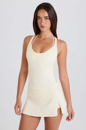 Skort i ribbstickat med knytning i färgen Cream