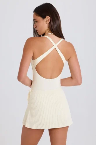 Skort i ribbstickat med knytning i färgen Cream