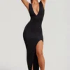 Sloane maxiklänning med hög slits och djup urringning i svart