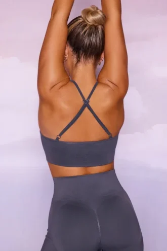 Sömlös crop top med hög halsringning i grått