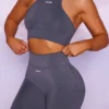 Sömlös crop top med hög halsringning i grått