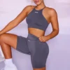 Sömlös crop top med hög halsringning i grått