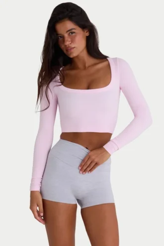 Sömlös, mjuk ribbad crop top med utskärningar i puderrosa