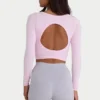 Sömlös, mjuk ribbad crop top med utskärningar i puderrosa