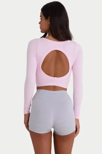Sömlös, mjuk ribbad crop top med utskärningar i puderrosa