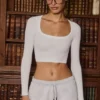 Sömlös, mjuk ribbad crop top med utskärningar i vitt