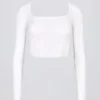 Sömlös, mjuk ribbad crop top med utskärningar i vitt