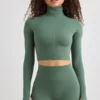 Soft Active-crop-top med hög hals i khaki
