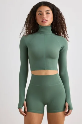Soft Active-crop-top med hög hals i khaki