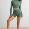 Soft Active-crop-top med hög hals i khaki