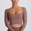 Soft Active crop top med hjärtformad halsringning i färgen Mocha