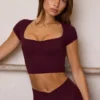 Soft Active crop top med hjärtformad halsringning i vinrött
