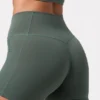 Soft Active högmidjade minishorts i khaki