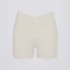 Soft Active-minishorts med fickor och V-midja i färgen Cream