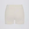Soft Active-minishorts med fickor och V-midja i färgen Cream