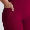 Soft Active V-formad midja med fickor och utsvängda ben i vinrött