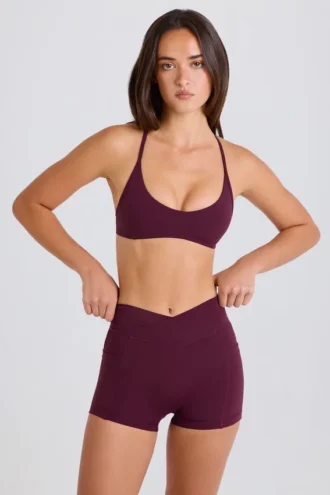 Soft Active V-formade minishorts med fickor i vinrött