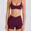 Soft Active V-formade minishorts med fickor i vinrött