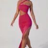 Suvi asymmetrisk maxiklänning med rynkad halsringning i fuchsia