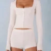 Amoura stickade minishorts med medelhög midja i färgen Ivory