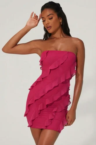 Tatiana bandeau-miniklänning med volangdetaljer i fuchsia