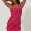 Tatiana bandeau-miniklänning med volangdetaljer i fuchsia
