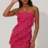 Tatiana bandeau-miniklänning med volangdetaljer i fuchsia