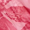 Taveuni maxiklänning med cowl-hals och metalldetaljer i rosa orkidé-mönster