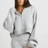 TRUE Kort hoodie i grovstickat med dragkedja i gråmelerat