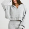 TRUE Kort hoodie i grovstickat med dragkedja i gråmelerat