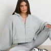 TRUE Kort hoodie i grovstickat med dragkedja i gråmelerat