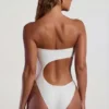 Tulum bandeau-baddräkt med utskärningar och pärldekor i ivory