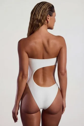 Tulum bandeau-baddräkt med utskärningar och pärldekor i ivory