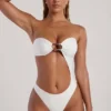 Tulum bandeau-baddräkt med utskärningar och pärldekor i ivory
