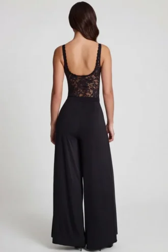 Zafira mjuk jerseybyxa med medelhög midja och vida ben i svart