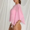 Zarayah genomskinlig poncho i Candyfloss Pink